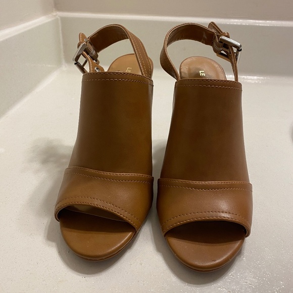 Le Chateau Shoes - Picture 2 of 6